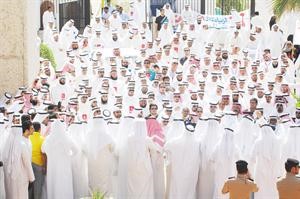 احد اضرابات المعلمين امام وزارة التربية 