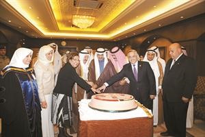 صاحب السمو الامير الشيخ صباح الاحمد وسمو ولي العهد الشيخ نواف الاحمد والرئيس جاسم الخرافي ودموضي الحمود ودعبدالرزاق النفيسي خلال قطع كيكة الحفل﻿