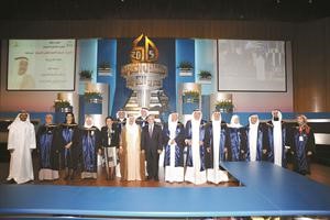 صاحب السمو الامير ودموضي الحمود ودعبدالرزاق النفيسي مع عمداء الكليات والمعاهد﻿