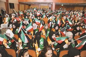 الطلبة خلال اغنية رفرف يا علم بلادي﻿