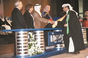 صاحب السمو يكرم احد الخريجين﻿