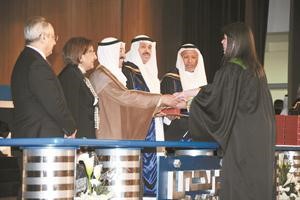صاحب السمو الامير الشيخ صباح الاحمد مكرما احدى الخريجات﻿