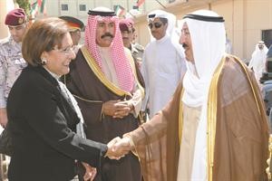 د موضي الحمود ترحب بصاحب السمو لدى وصوله ويبدو سمو ولي العهد الشيخ نواف الاحمد﻿