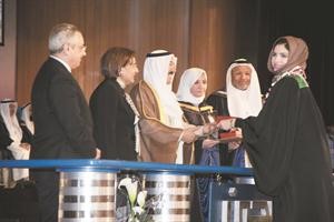 تكريم احدى الخريجات﻿