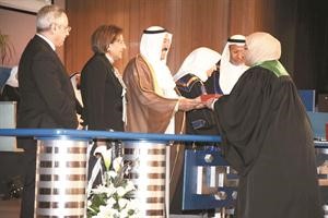 صاحب السمو مهنئا احدى الخريجات﻿