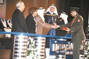 صاحب السمو مكرما احد الخريجين﻿