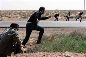 ثوار ليبيون يبحثون عن ملجا بعد ان اوقعت بهم قوات القذافي في كمين	 اپ﻿