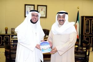الرئيس جاسم الخرافي اثناء استقباله الامام والخطيب في وزارة الاوقاف عبدالعزيز العويد