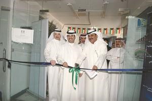 الشيخ دعيج الخليفة ودعلي الحبابي خلال افتتاح المعرض كرم دياب
