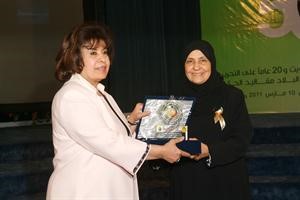 دلال العثمان تكرم الشيخة دميمونة الصباح
