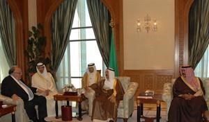 صاحب السمو الامير الشيخ صباح الاحمد خلال استقباله ثيودوروس بانغالوس