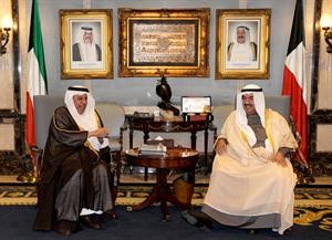 سمو رئيس الوزراء الشيخ ناصر المحمد مستقبلا السفير دعبدالعزيز الفايز﻿