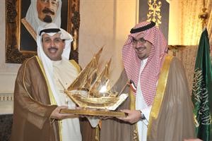 السفير الشيخ حمد جابر العلي يقدم هدية تذكارية الى الامير نواف بن فيصل بن فهد
