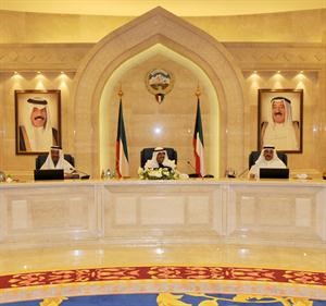 سمو رئيس مجلس الوزراء الشيخ ناصر المحمد مترئسا الاجتماع بحضور الشيخجابر المبارك والشيخ احمد الحمود