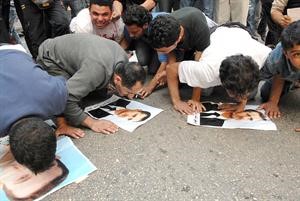 مؤيدون للاسد يسجدون لتقبيل صورته خلال مسيرة في بيروت امس محمود الطويل