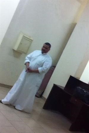 محمد الجويهل مكبلا بالاصفاد في ادارة تنفيذ الاحكام بالفروانية﻿