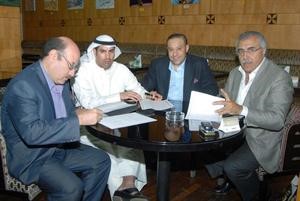 صقر خضير اثناء توقيع عقد الاتفاق مع مسؤولي الزمالك
