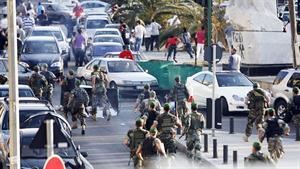 جنود من الجيش اللبناني يبعدون الجمهور من امام صالة صائب سلام
