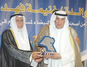 المستشار راشد الحماد مكرما العم ناصر محمد الساير﻿