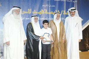 المستشار الحماد يكرم احد صغار المتبرعين﻿