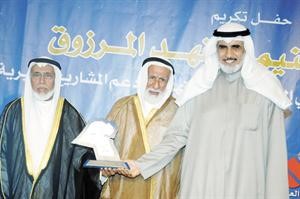 ودرع تذكارية لعبدالقادر العجيل﻿