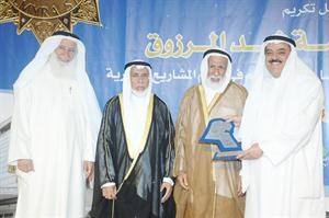 محمد الكندري يتسلم درع التكريم﻿