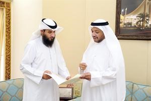 فيصل الدويسان يسلم استجوابه الى امين عام مجلس الامة علام الكندري هاني الشمري