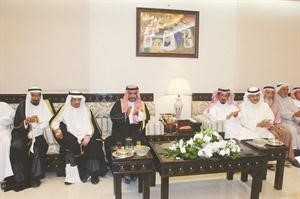 الشيخ احمد صباح السالم وناصر بن ماضي بن طعزة مع عدد من الحضور 	قاسم باشا﻿