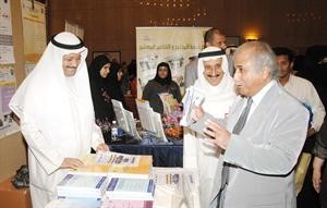 دعبداللطيف البدر ودعبدالرضا اسيري في جولة داخل المعرض المصاحب للمؤتمر

