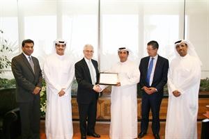 محمد العمر يتسلم الجائزة من وفد سيتي بنك
