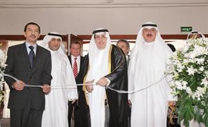 عبدالعزيز الخالدي والسفير المصري يقصان شريط افتتاح معرض عالم السفر 2011 كرم ذياب
