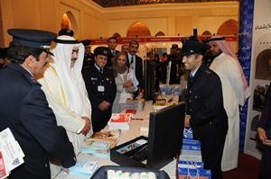 الروضان والمنصوري خلال جولة في المعرض