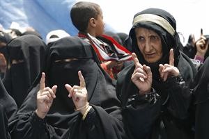 نساء يمنيات يتضرعن الى الله لانهاء حكم الرئيس علي عبدالله صالح خلال مظاهرة في صنعاء امس	افپ﻿
