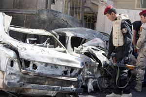 رجال امن عراقيون يفحصون موقع هجوم بالكاتيوشا في بغداد امس	افپ﻿