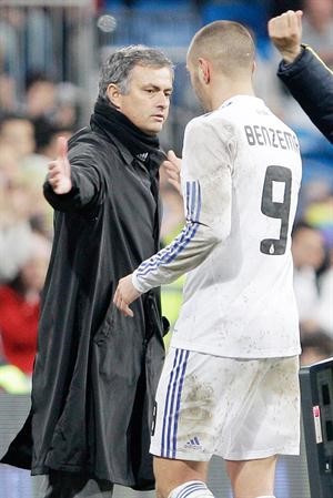 مدرب ريال مدريد جوزيه مورينيو يشد من ازر لاعبه كريم بنزيمة