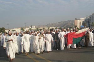 الجيش العماني يزيل المتاريس في صحار