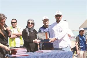 توزيع الجوائز على الفائزين في الماراثون﻿
