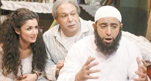  وفي مشهد اخر ومعهما غادة عادل