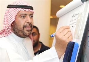 الشيخ احمد الفهد موقعا في سجل زوار الملتقى