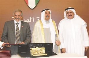 صاحب السمو مكرما احد الاطباء﻿