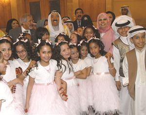 صاحب السمو الامير ودهلال الساير مع ثلة من ابناء وبنات الكويت﻿