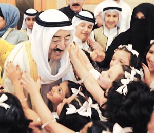 صاحب السمو الامير الشيخ صباح الاحمد في لقطة ابوية خلال حفل تكريم الاطباء ممن خدموا 30 عاما في الصحة