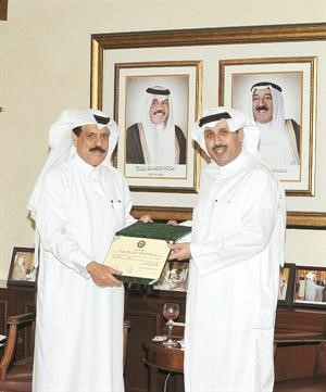 حمد العطية مكرما الشيخ حمد جابر العلي﻿