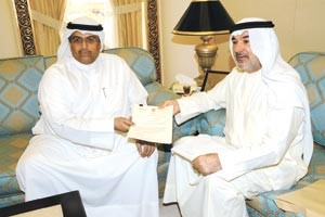 صالح عاشور يسلم استجوابه الى الامين العام بالوكالة انور العبيدان هاني الشمري