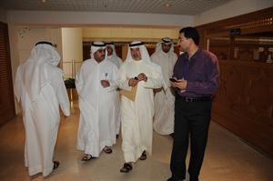 صالح عاشور محاطا بالصحافيين لدى توجهه الى الامانة العامة لتقديم صحيفة استجوابه الى الامين العام بالوكالة انور العبيدان	 هاني الشمري﻿