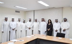 الكليب متوسطا الخرافي والصانع ومجموعة من المهندسين خلال اللقاء