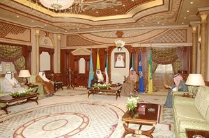 سمو ولي العهد الشيخ نواف الاحمد مستقبلا الشيخ احمد الحمود والشيخ دمحمد الصباح والشيخ احمد الفهد والشيخ احمد العبدالله﻿