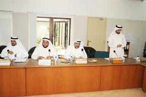 متعب العتيبي واعضاء جمعية المعلمين اثناء اجتماع اللجنة المشتركة﻿