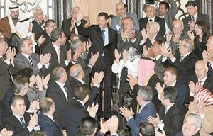 اعضاء مجلس الشعب يصفقون ترحيبا بالرئيس السوري دبشار الاسد قبيل القاء خطابه امس اپ 