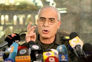 اللواء ممدوح شاهين عضو المجلس الاعلى للقوات المسلحة في مؤتمر صحافي امس
